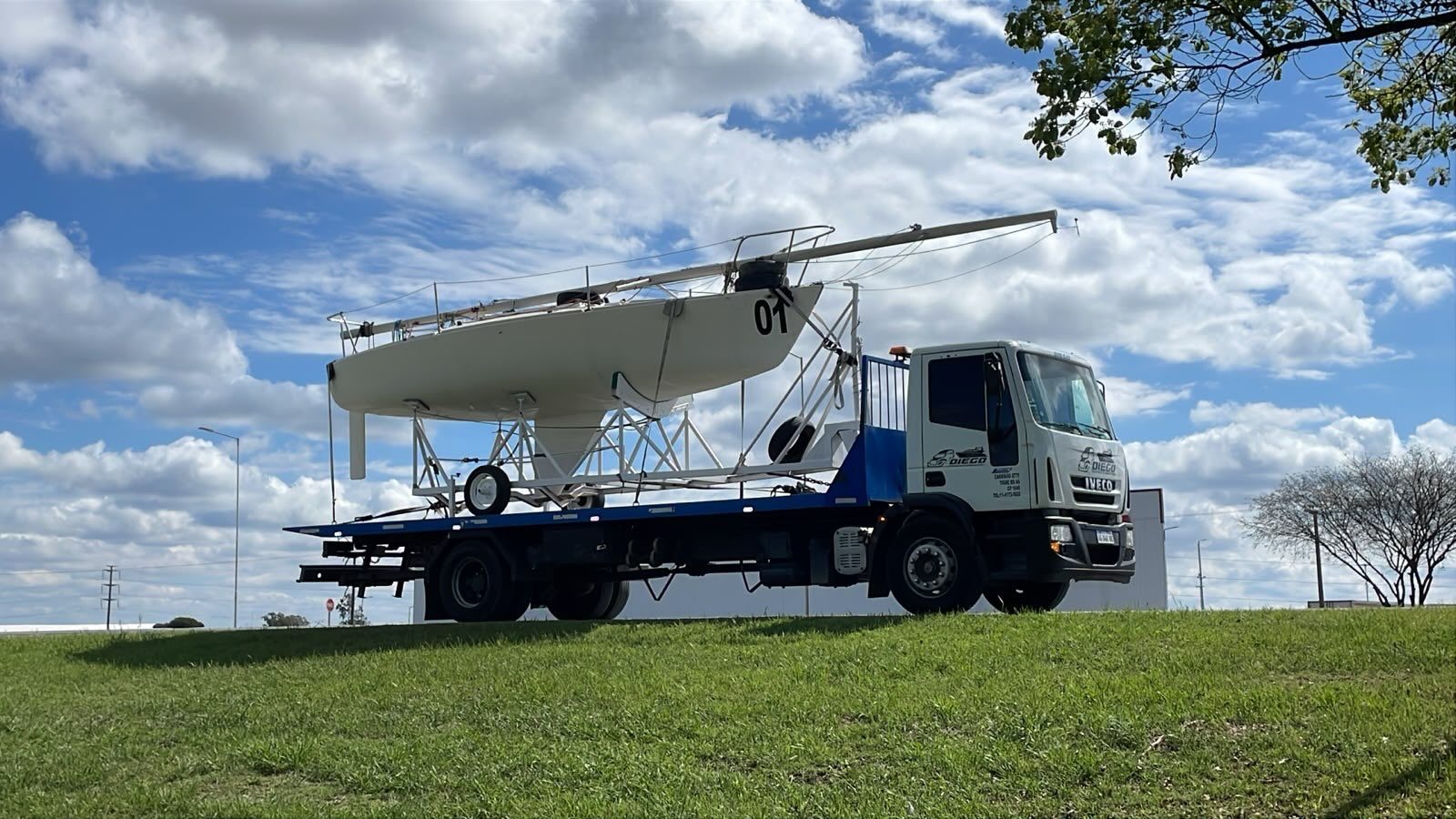 Velero con el mástil bajado sobre la plancha de un Iveco